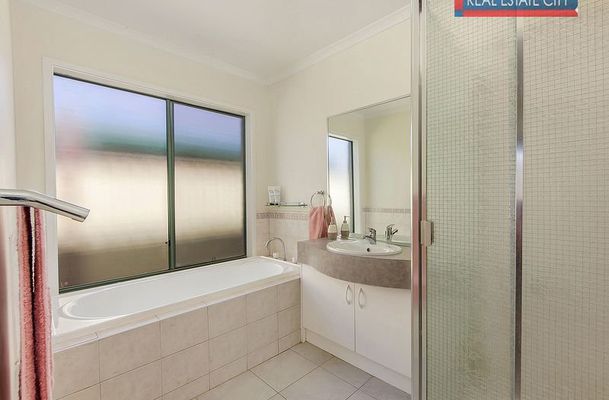 42 Reardon Crescent, Roxburgh Park