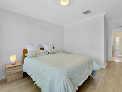 4 Golden Way, Piara Waters