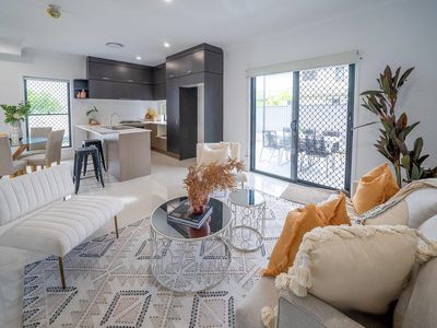 5 / 12 Luther James Close, Doolandella