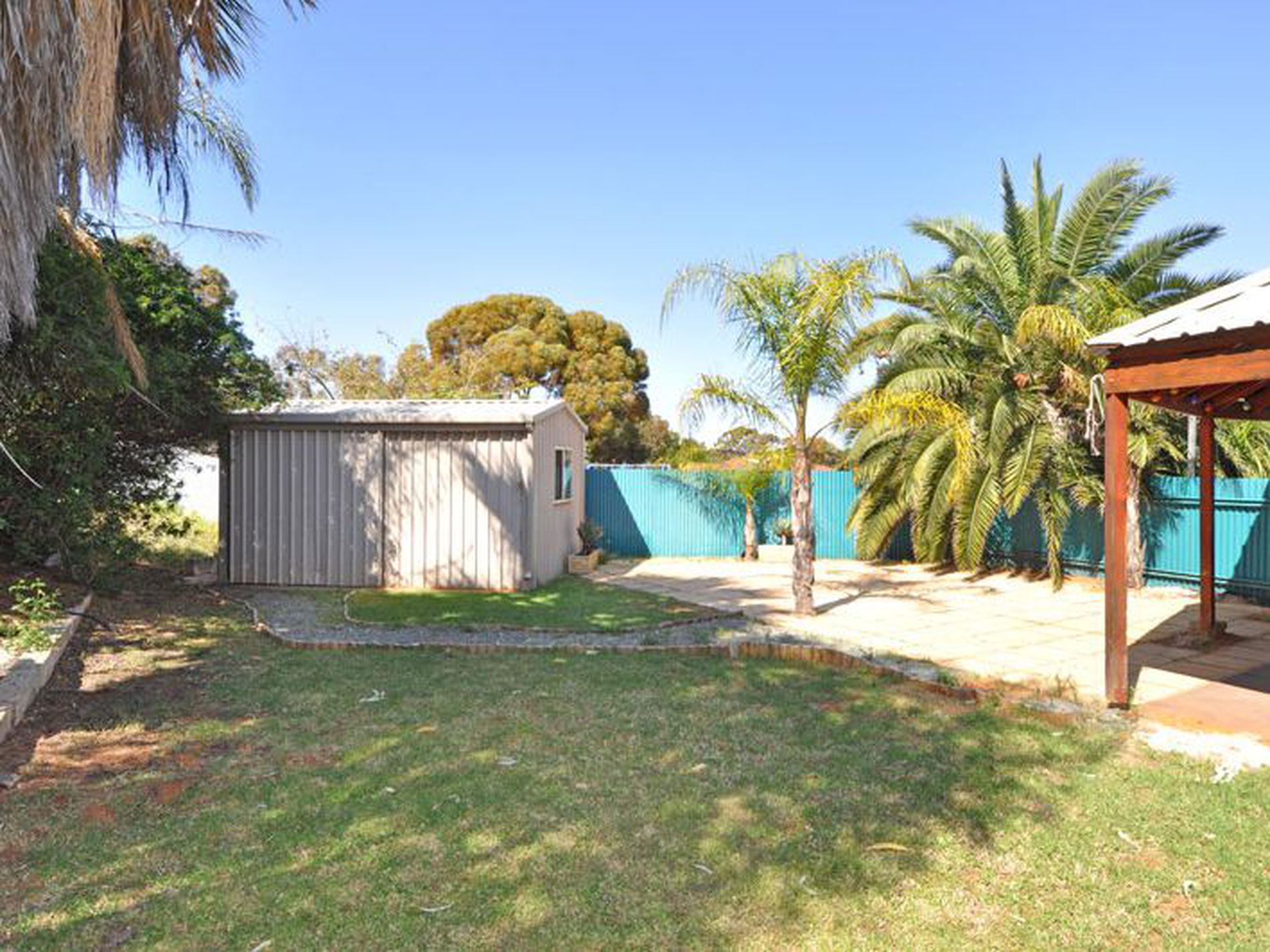 9 Compton Court, Hannans