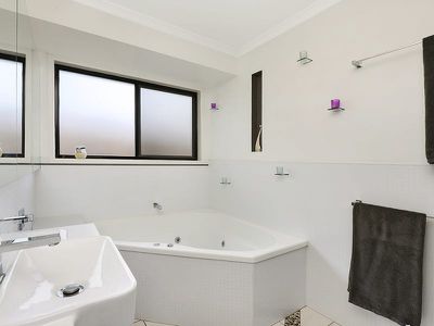 17 Ghost Gum Avenue, Kuluin