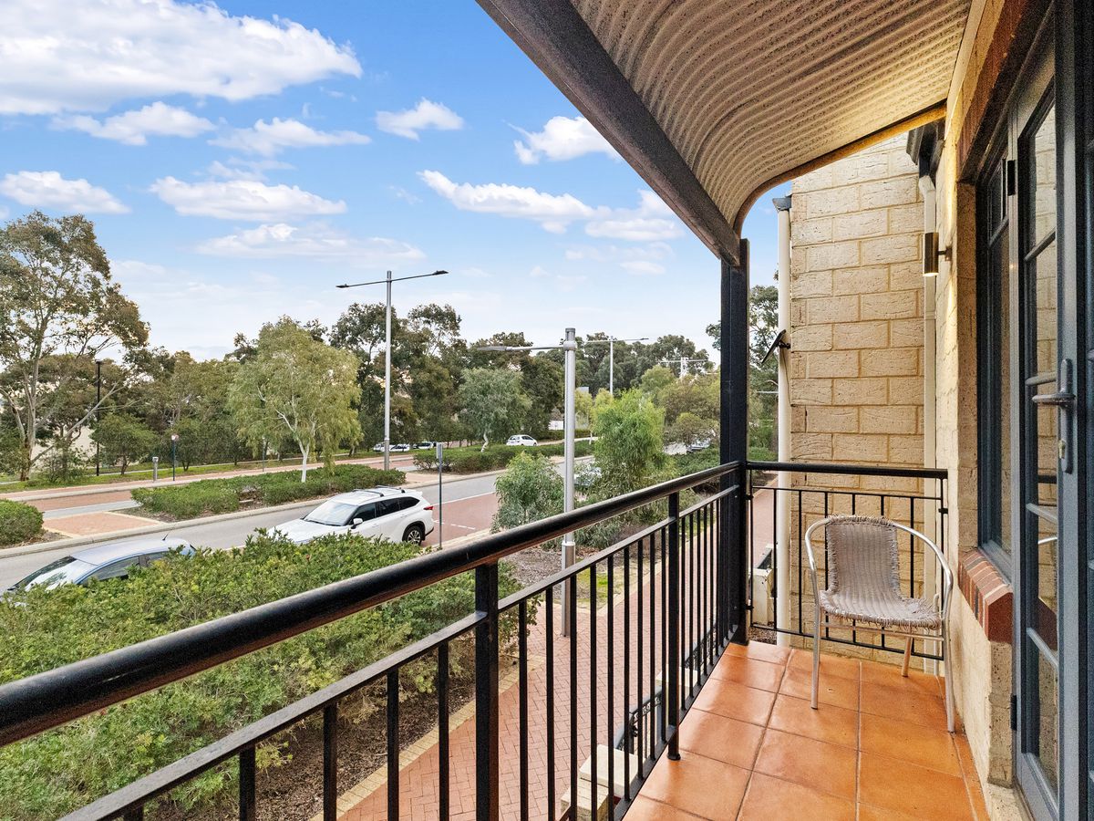 58 Lakeside Drive, Joondalup