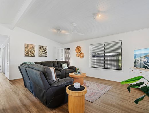 Old Tewantin Tropical Oasis      *** UNFURNISHED *** image 4