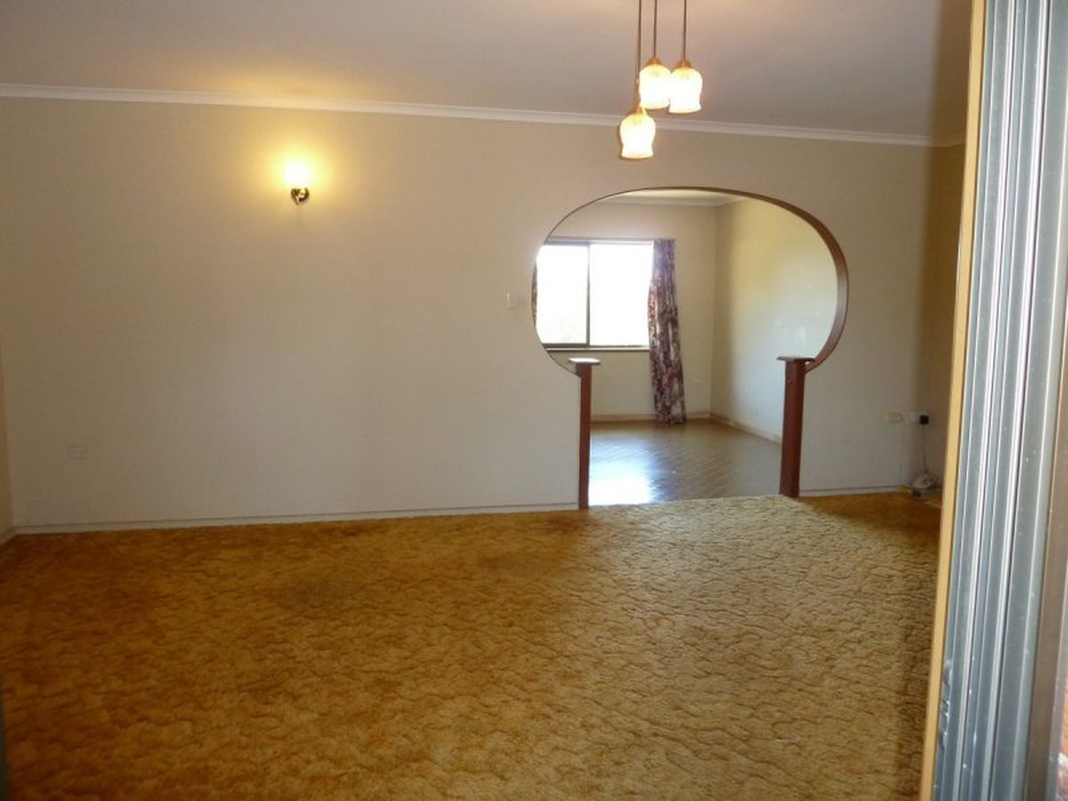 27 Putt St., Atherton