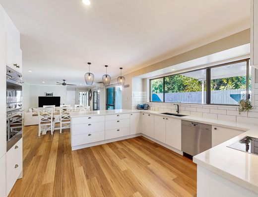 Spacious Family Living in the Heart of Old Tewantin image 6
