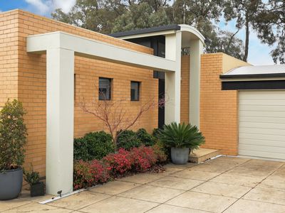 6 Knox Court, Kennington