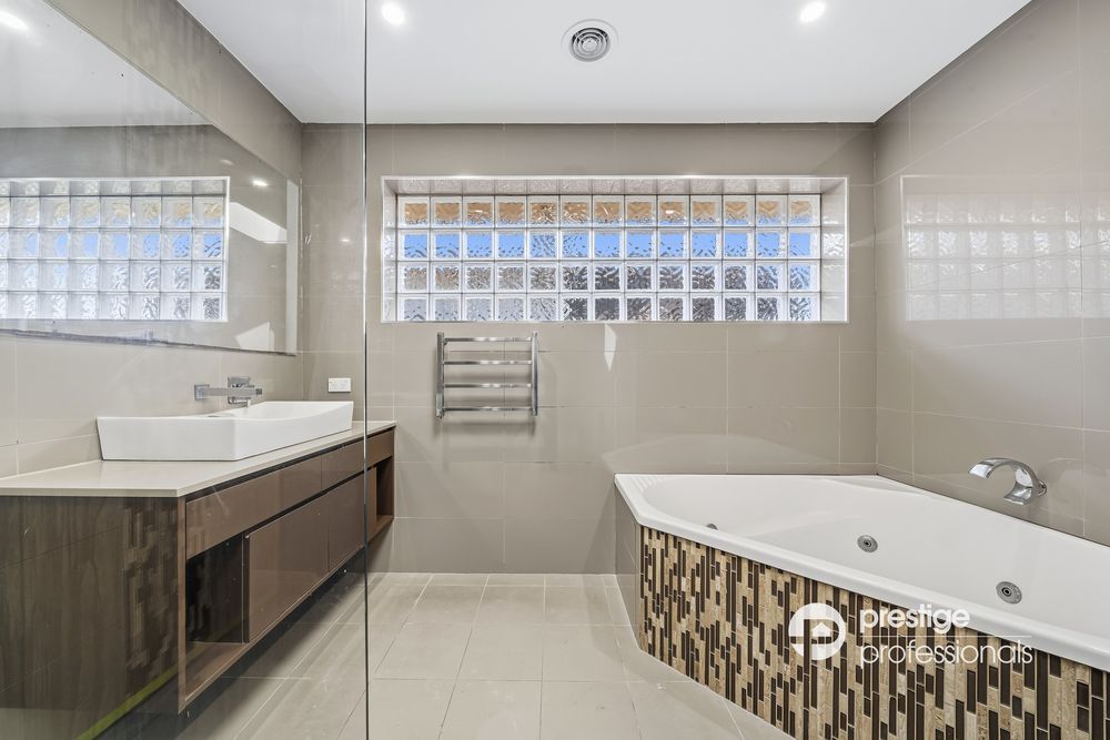 24 Governor Macquarie Drive, Chipping Norton
