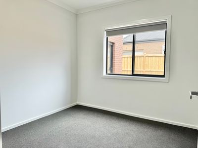 30 Camfield Crescent, Mambourin