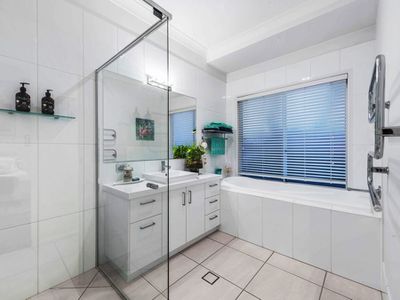 9 Senden Cr, Manly West