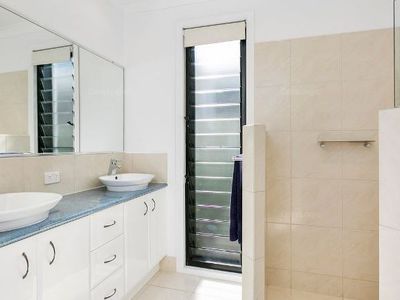 8 Lakeside Drive, Peregian Springs