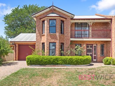 2 / 28 Dees Close, Gormans Hill