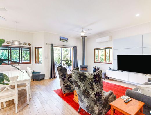 Renovated Queenslander - A Minute Walk to the Lake image 6