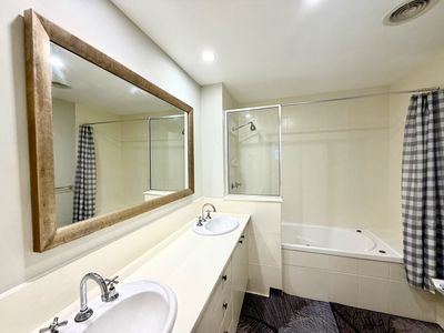 1211 / 2-10 Greenslopes St, Cairns North