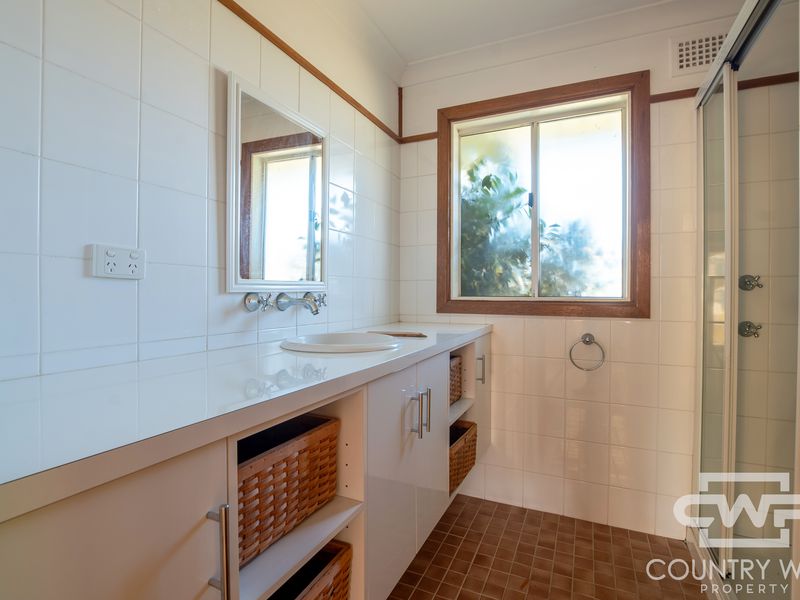 8 Lackey Street, Guyra