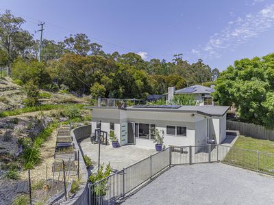 1936 Huon Highway, Grove