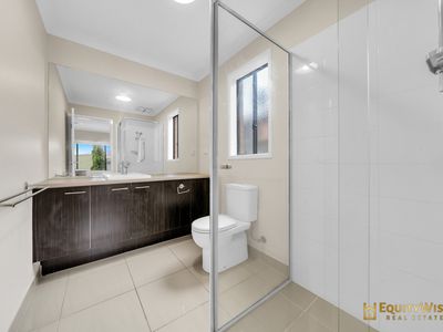 5 Lambertia Crescent, Manor Lakes