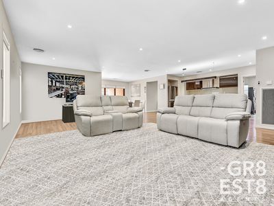 4 Harper Crescent, Cranbourne West