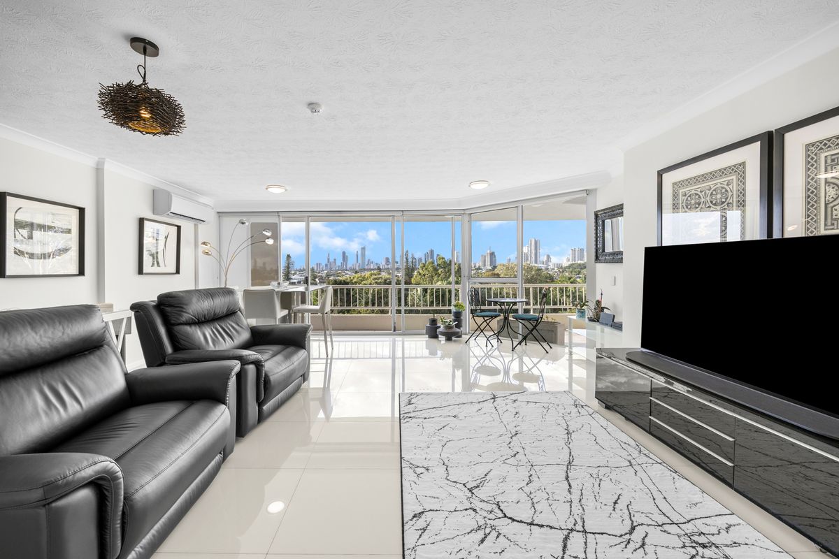 Beautiful North facing apartment, with Broadbeach/Surfers skyline views !