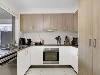 10 DANDELION DRIVE, Springfield Lakes