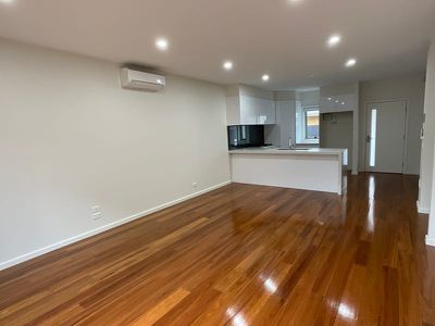 2 / 28 Curie Avenue, Oak Park