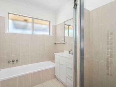 211 The Lakes Way, Forster
