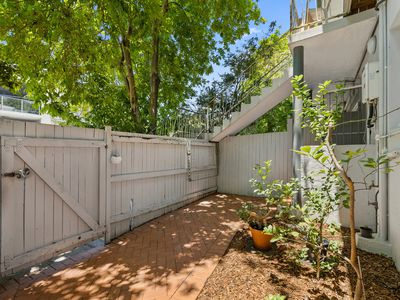 2/9 Lockhart Street, Woolloongabba