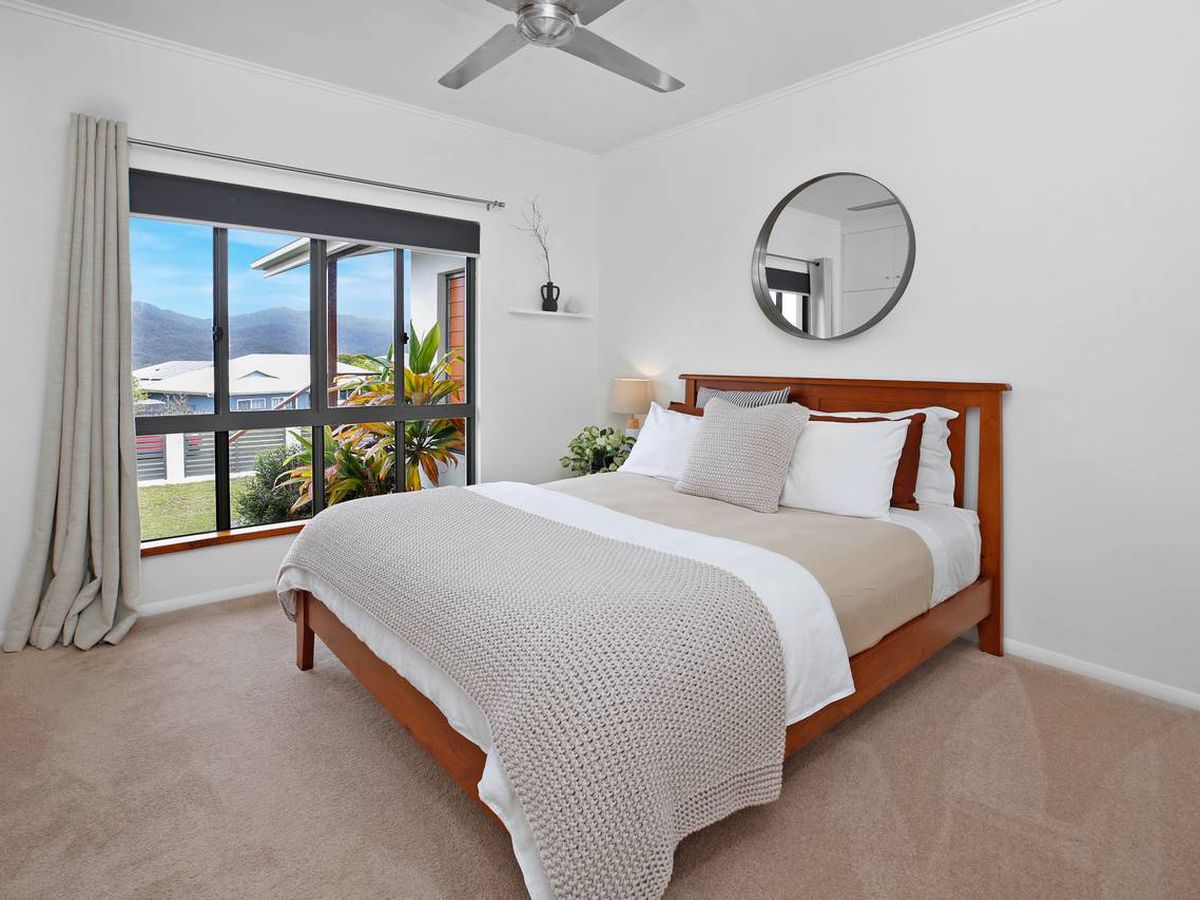 16 MITCHELL DRIVE, Atherton