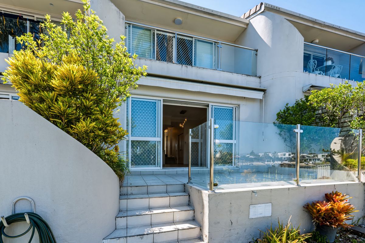 2 / 4 Orvieto Avenue, Mermaid Waters