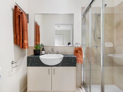 2 / 198 Civic Parade, Altona