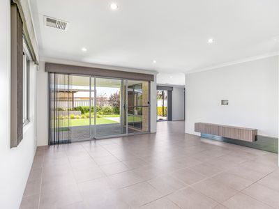 21 Manhattan Concourse, Hilbert