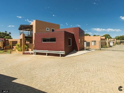 13 / 169 Great Eastern Highway, Belmont