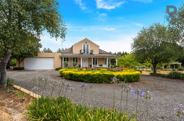 8 Pine Grove, Mickleham