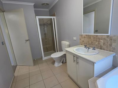 3 Ashburton Avenue, Manor Lakes