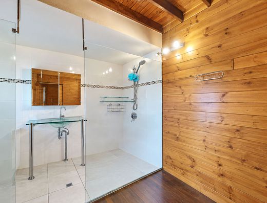 Enter Acreage Freedom with Exceptional Multi-Generational Versatility image 14