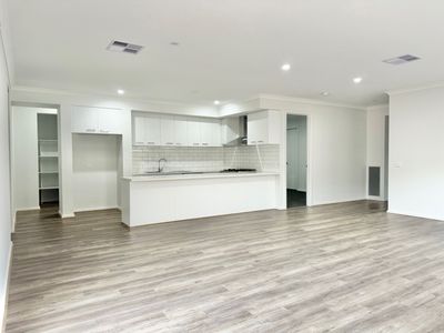 30 Camfield Crescent, Mambourin