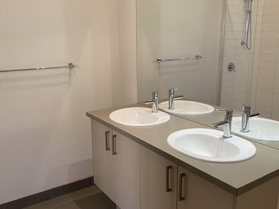 18 Middlesborough Dr, Craigieburn