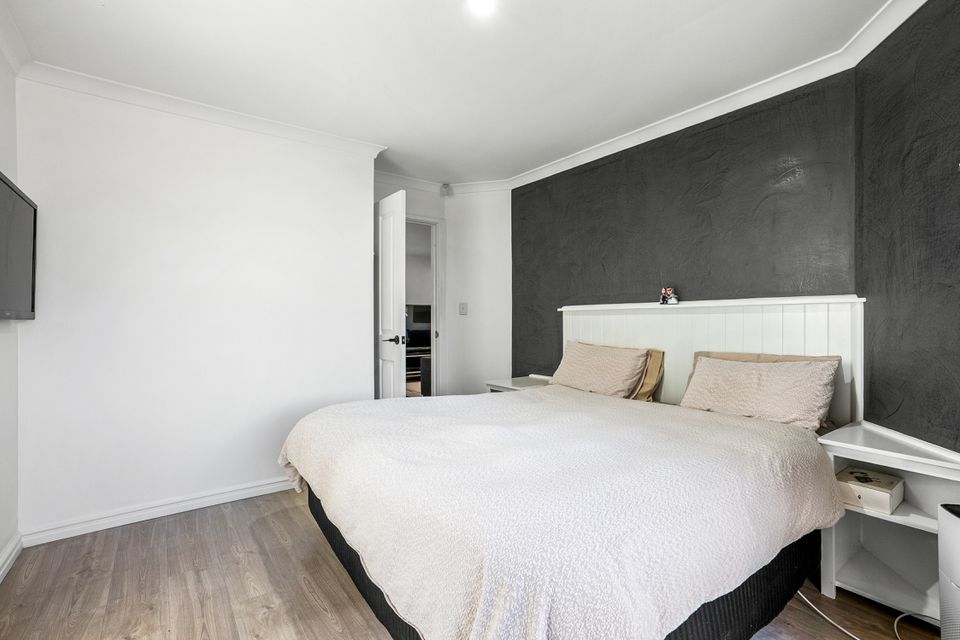24 MANLY CRESCENT, Warnbro