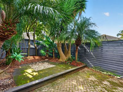 E / 1 Hillcrest Avenue, Hillcrest