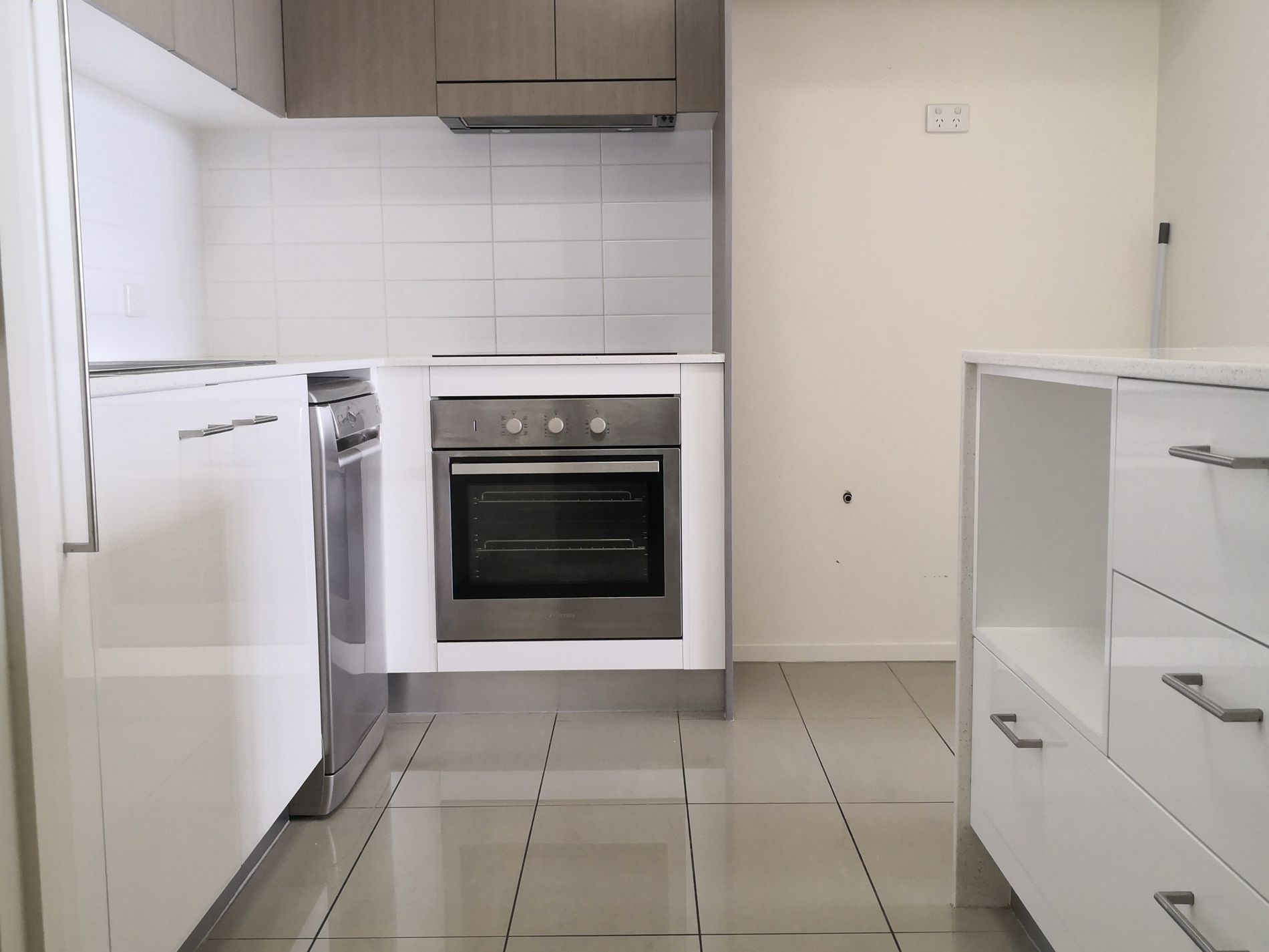 14 / 104-106 CENTRAL, Gladstone Central