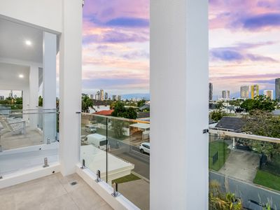 19 Summerland Ky, Broadbeach Waters