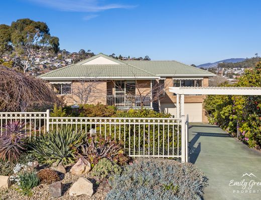 Sunny, spotless, single level living