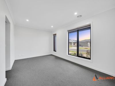 18 Peterborough Rise, Werribee