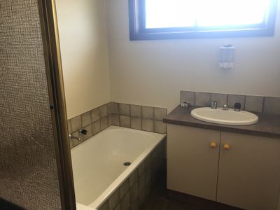 10 TAABINGA COURT, Deniliquin