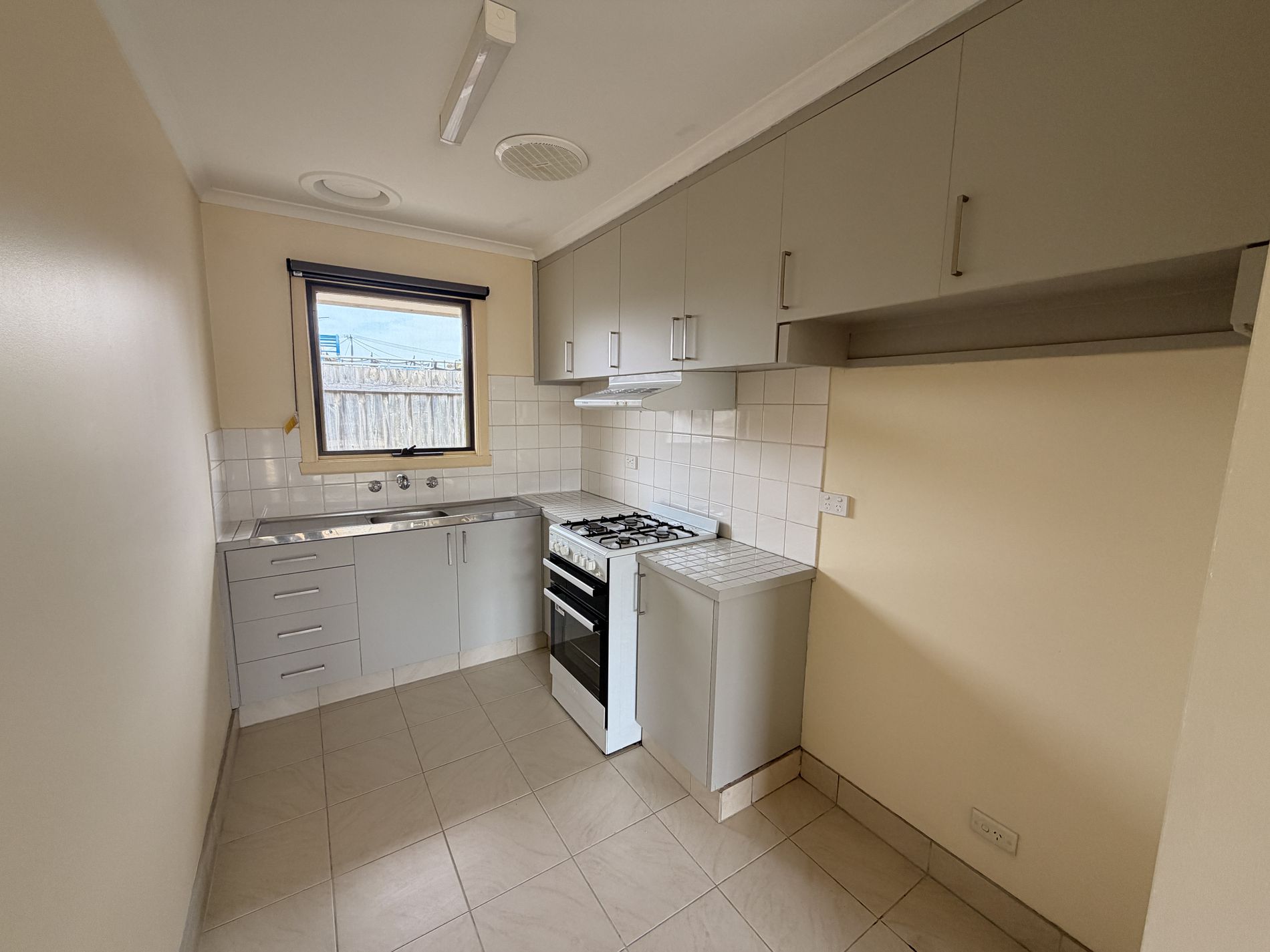 4 / 2 Mimosa Street, Newcomb