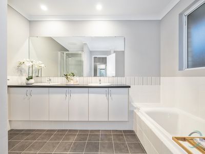 5 Scarlet Close, Tapping