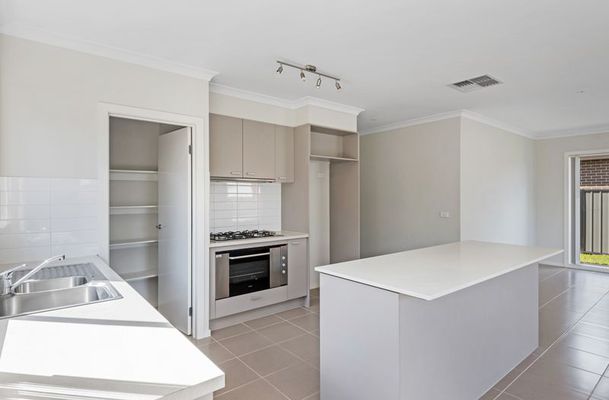 14 Pearce Way, Craigieburn