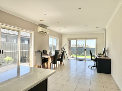 10 Brockwell Crescent, Manor Lakes