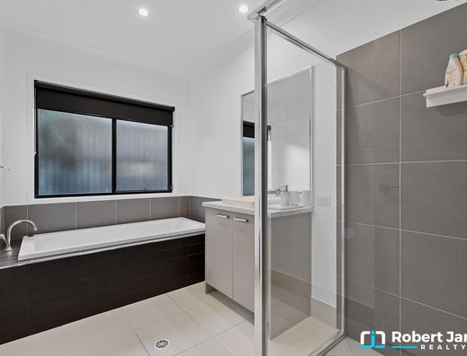 Modern Family Living in Prime Location image 10