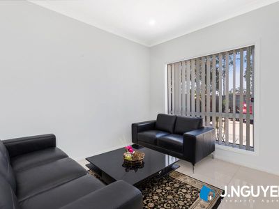 4 / 10 Strouthion Court, Green Valley