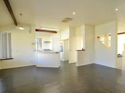 19 Forest Lake Drive, Thornlie
